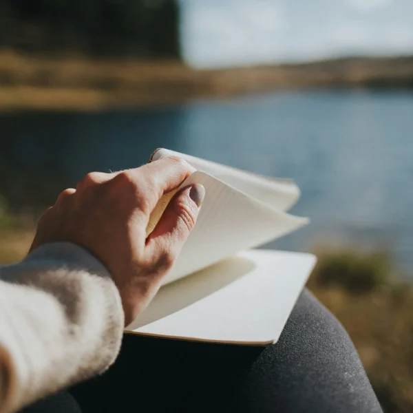 Beginner’s guide to creating a travel journal: writing notes and observations while traveling